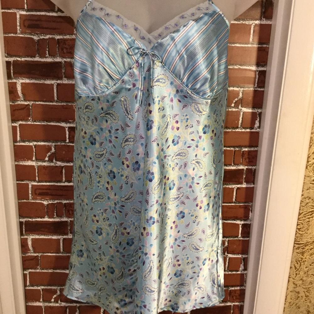 **SOLD** 
EUC Jaclyn Smith sleepwear (M) blue satin gown